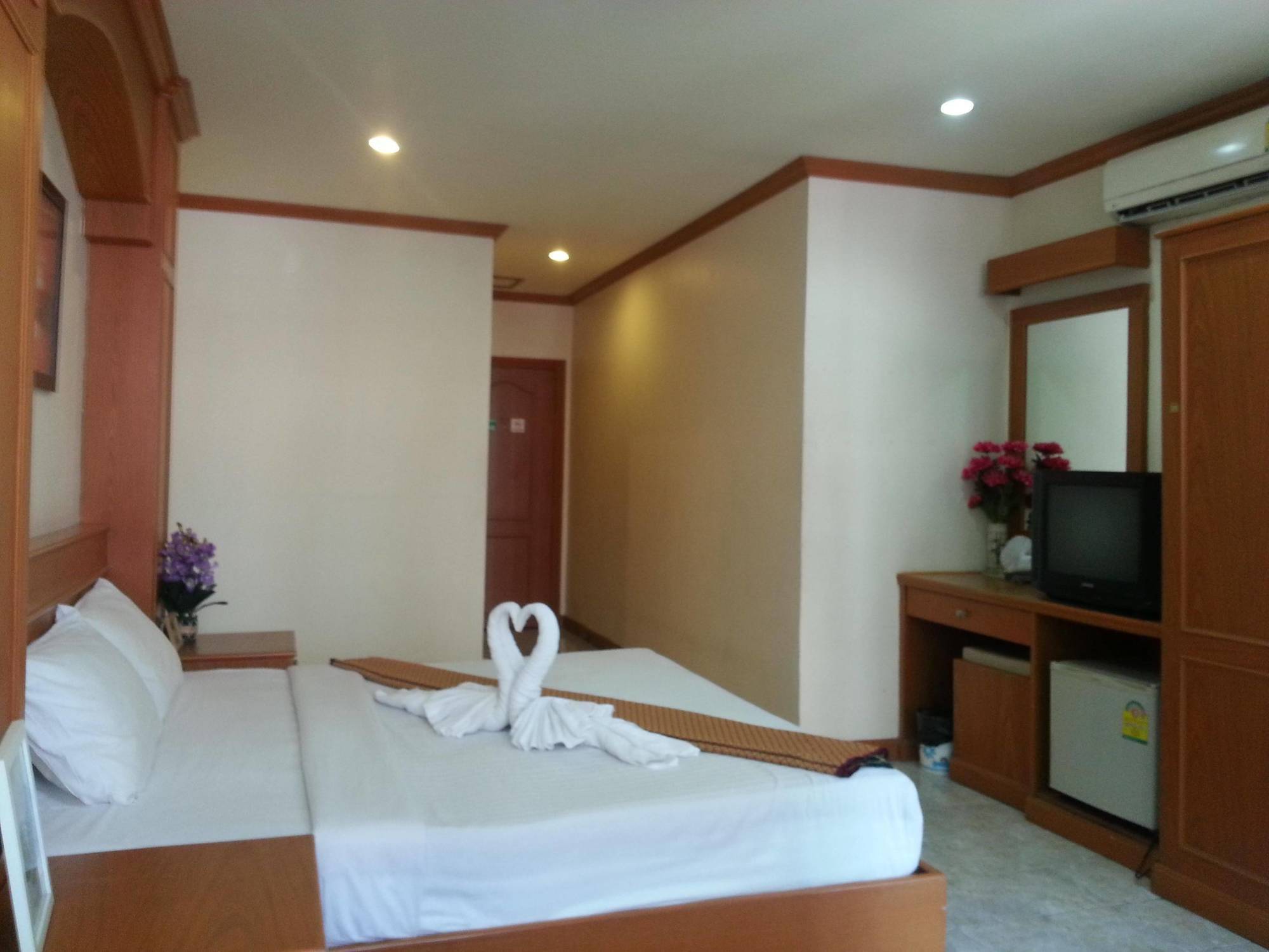 Oyo 739 Presley Guesthouse Phuket Patong Exterior foto